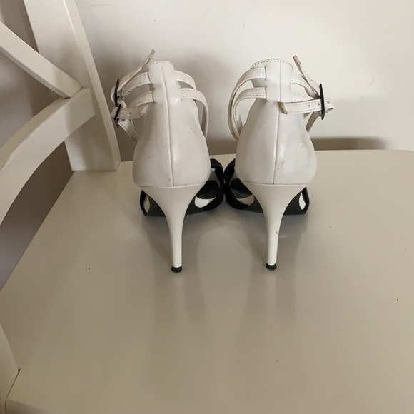 Heeled sandals in white and black - Picture 3 of 5